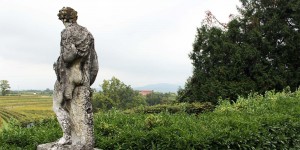 A statue of a man in the middle of a field.