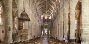 A large cathedral with many chairs and tables.