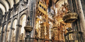 A large cathedral with many gold statues and sculptures.